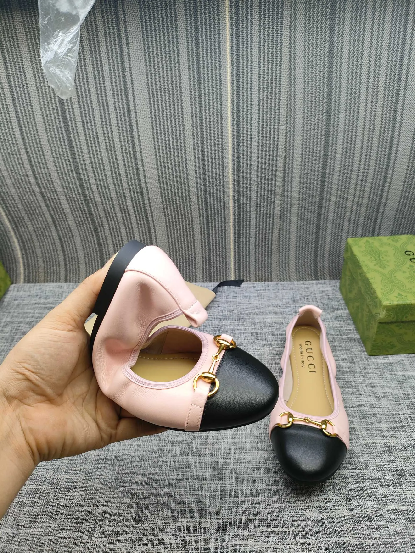 👟👟Ex-factory price 320👟👟 GUCCI's latest horsebit women's flat ballet shoes and egg roll shoes are super comfortable. The fabric is made of imported top-grade soft sheepskin. It is very comfortable on the feet and will not rub your feet. You can also roll it up and put it in your bag. It is easy to carry with you. The super soft soles are a must-have item for fairies whether you are going out for business, work, travel, shopping or at home. Fashionable and versatile, it is an indispensable pair of shoes for you. Fabric: Made of imported soft sheepskin Color: 6 colors available Outsole: PPC rubber outsole Size 34-42 (34.41.42 needs to be customized)